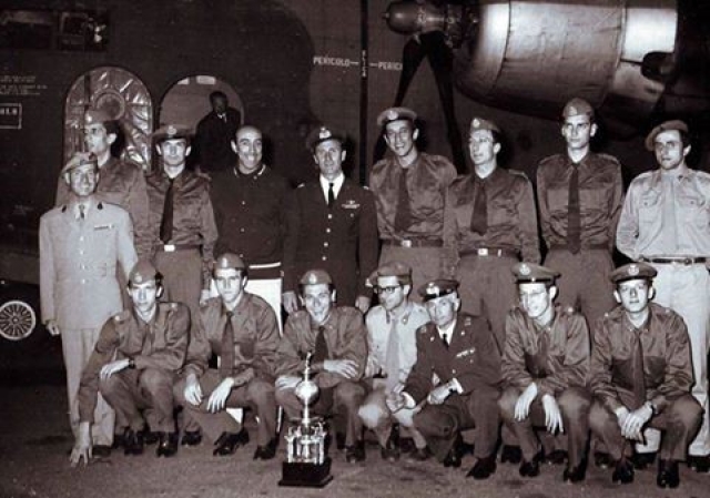 L'arrivo all’aeroporto militare di Ciampino (Roma) con un Fairchild C-119 Flying Boxcar della Nazionale vice campione del mondo a Bagdad, agosto 1967. Da sx il “Mister” Adolfo Crispi, Giandomenico Ongaro (Simmenthal), Valerio Vatteroni (All'Onestà), Mario Alesini (all), Col. Ugo Picchiottini, Stefano Albanese, Alfredo Barlucchi, Franco Longhi (Simmenthal), Giampaolo “Picchio“ Orlandi. In basso da sinistra Giulio Iellini (Simmenthal), Charlie Recalcati, Eligio De Rossi (All'Onestà), Alberto Tonzing, Serg. Farina, Gianluigi Jessi, Gianfranco Fantin (Simmenthal).